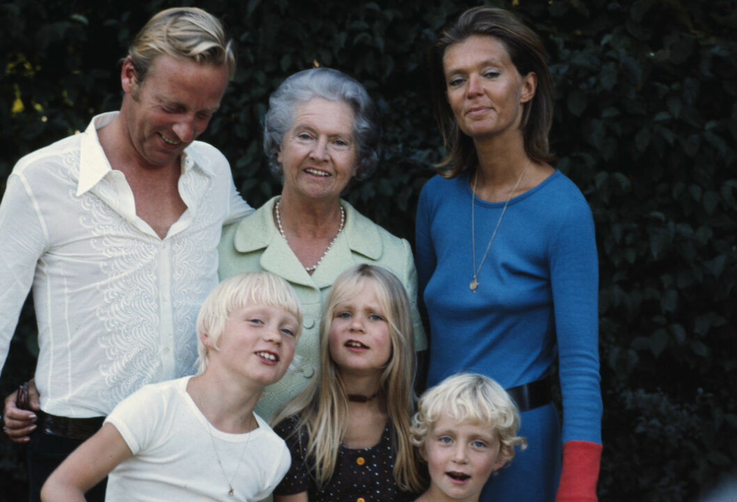 Men så småningom blev det en rätt vanlig småbarnsmamma av prinsessan Birgitta. Här med sin Hansi och barnen Carl Christian, Desirée och Hubertus, samt mamma prinsessan Sibylla. Birgitta och Hansi med barnen Carl Christian, Desirée och Hubertus samt prinsessan Sibylla.