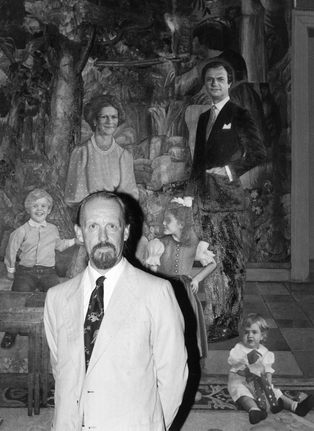 Konstnären Johan E. Franzen framför sitt konstverk – som Silvia inte var så förtjust i... Johan E. Franzen framför sitt portätt på kungafamiljen