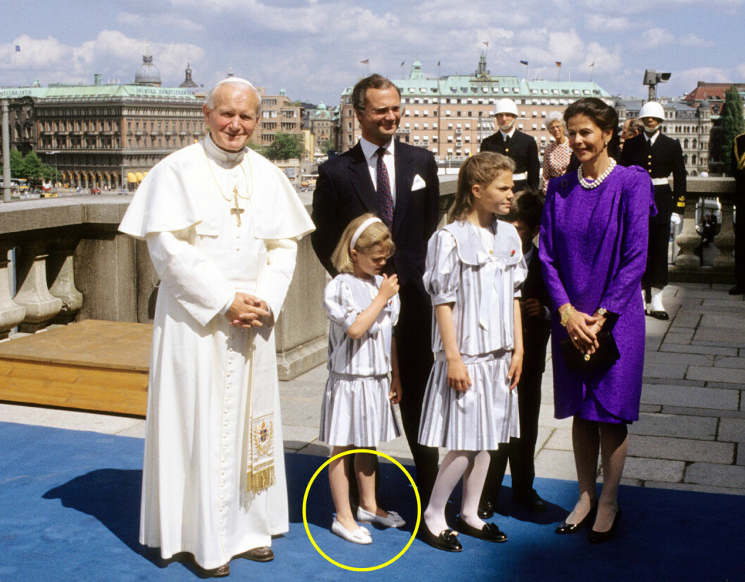 Madeleine utan strumpor under mötet med påven.