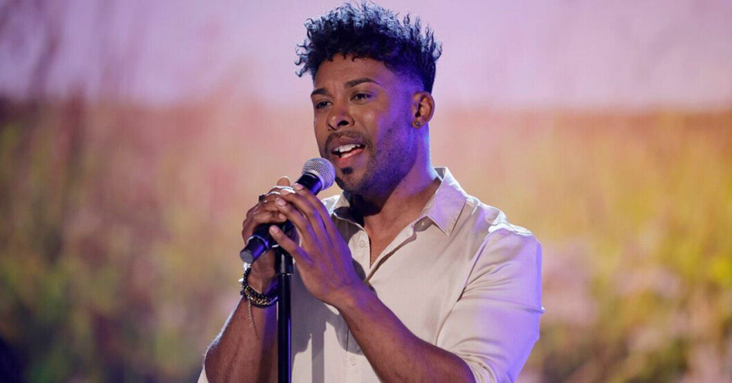John Lundvik under sitt framträdande. John Lundvik i Midsommarbingo