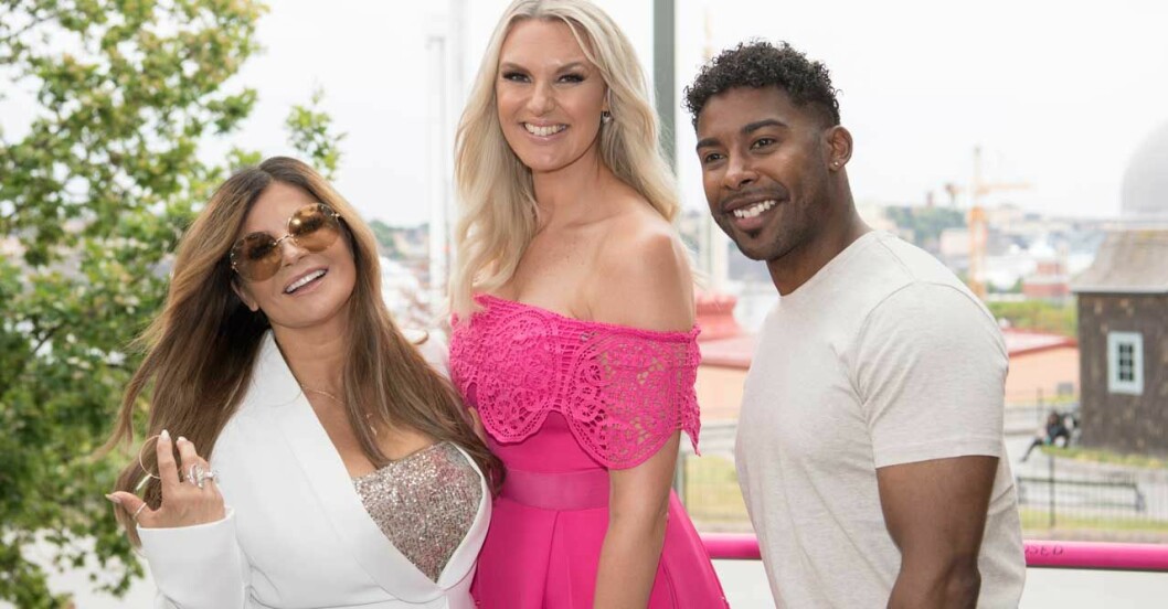 John Lundvik med Carola och programledaren Sanna Nielsen på Sollidens scen.