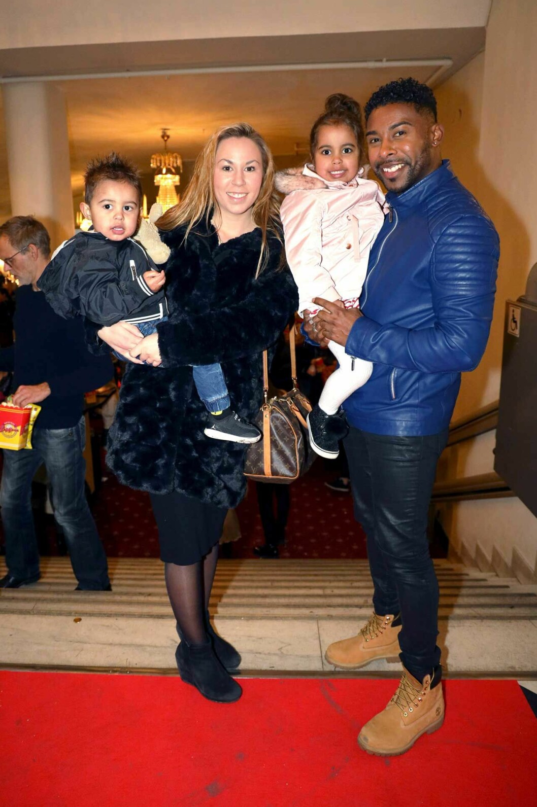 John Lundvik med sambon Jotta och barnen Michael och Naomi.