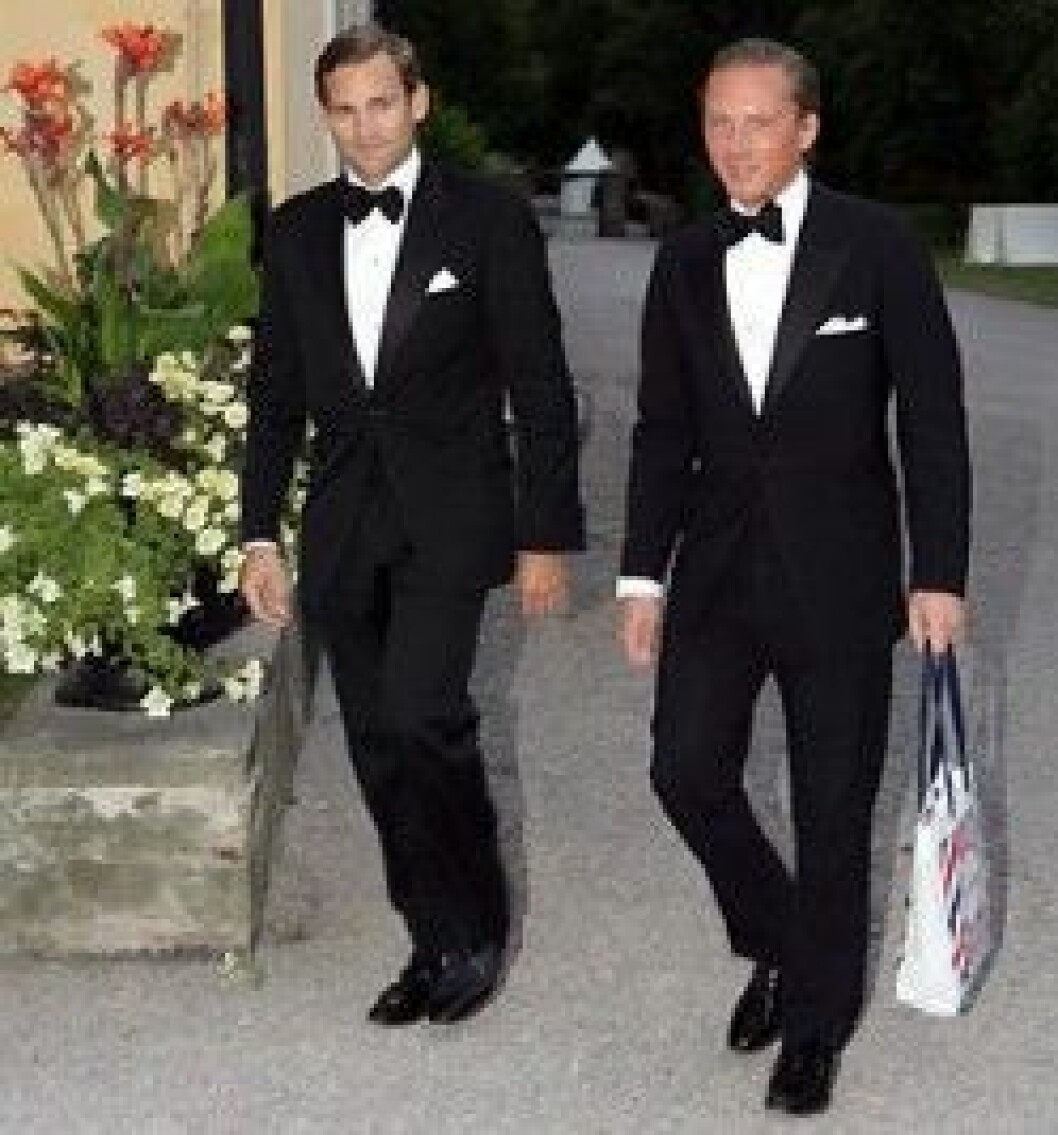 Jonas Bergström och Gustav Thott var på strålande humör när de kom tillsammans till flickvännernas födelsedagskalas på Ulriksdals slott. Jonas Bergström och Gustav Thott var på strålande humör när de kom tillsammans till flickvännernas födelsedagskalas på Ulriksdals slott.