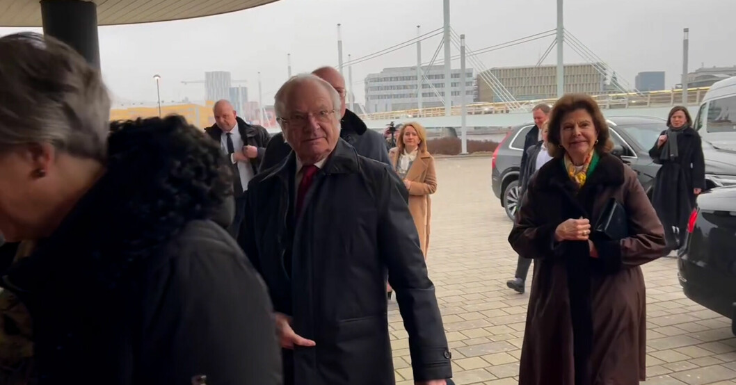 Här dyker kungen och drottning Silvia upp utanför Kulturhuset Spira med ett leende på läpparna. Kungen och drottning Silvia anländer till Jönköping