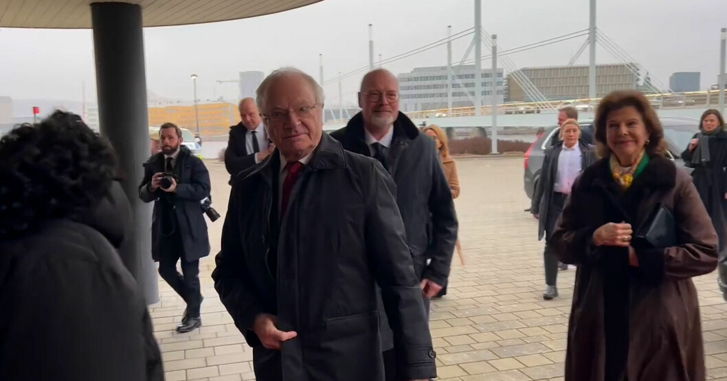Kungen och drottning Silvia såg ut att vara vid gott mod när de dök upp utanför Kulturhuset Spira i Jönköping. Kungen och drottning Silvia