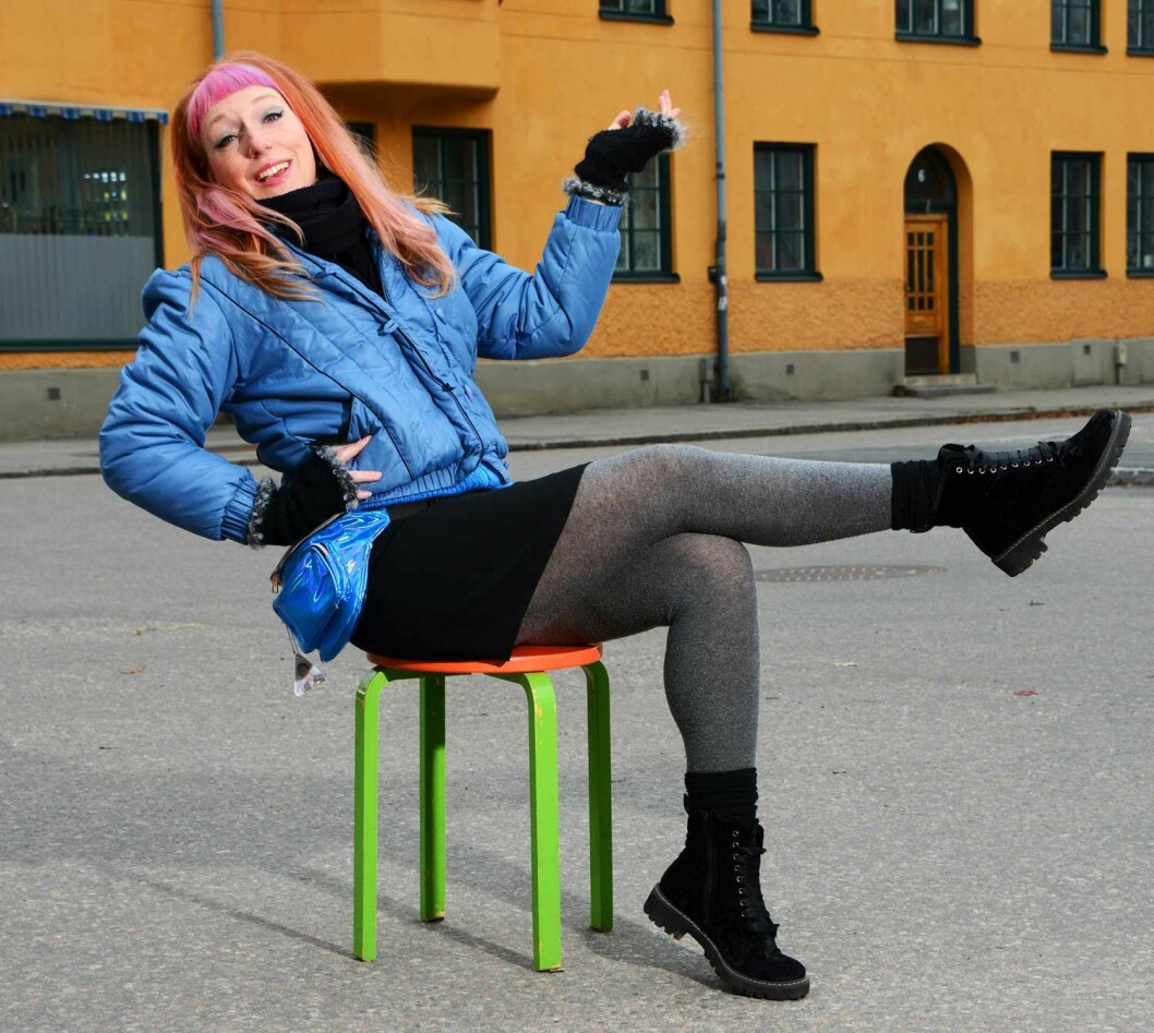 Josefin är alltid färgstark – och kläderna köper hon second hand. Josefin är alltid färgstark – och kläderna köper hon second hand.