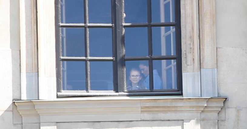 Fina Estelle i sina coola glasögon! Prinsessan Estelle och kronprinsessan Victoria på kungens födelsedag
