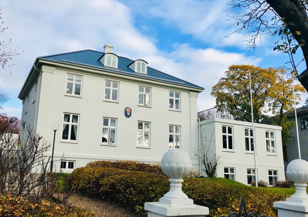 Hemma hos ambassadörsparet Håkan och Åsa Juholt. Det svenska residenset i Reykjavik ligger i detta eleganta vita trevåningshus från 1924. Svenska residenset i Reykjavik.