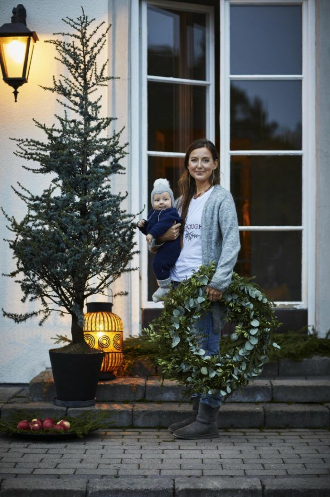 Självklart är parets minsting med och pyntar! Hemma hos Sanna Lundell och Mikael Persbrant
