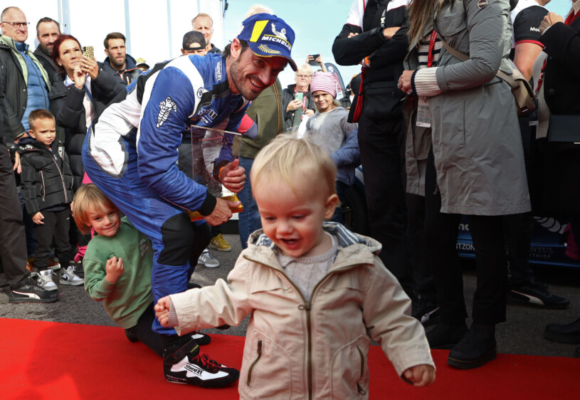 Gabriel busar med pappa, men Julian har andra planer. Prins Carl Philip med barnen prins Julian och prins Gabriel