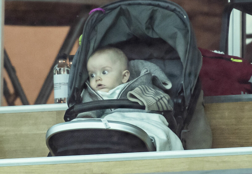Lille nyfikne Julian undrar vad som händer?!