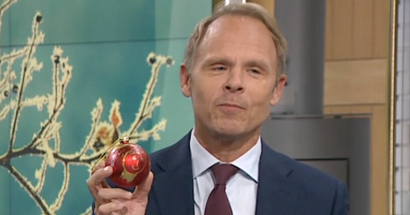Johan Macéus är så glad över julkulan som sonen Tom målat! Johan Macéus i Nyhetsmorgon