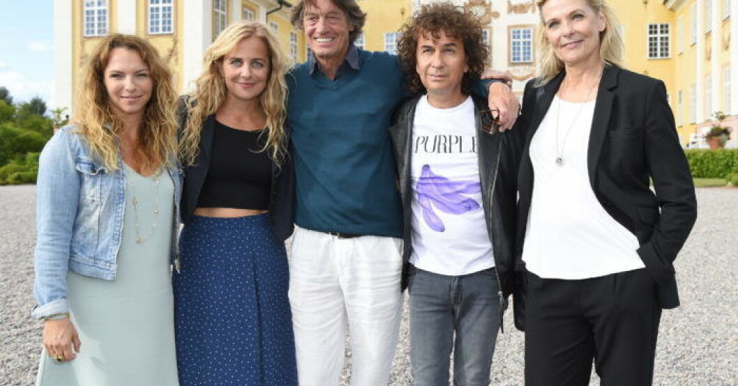 Sofia Ledarp, Lia Boysen, Johannes Brost, Magnus Uggla och Gunnel Fred på Ericsbergs slott. Foto: Karin Törnblom / IBL