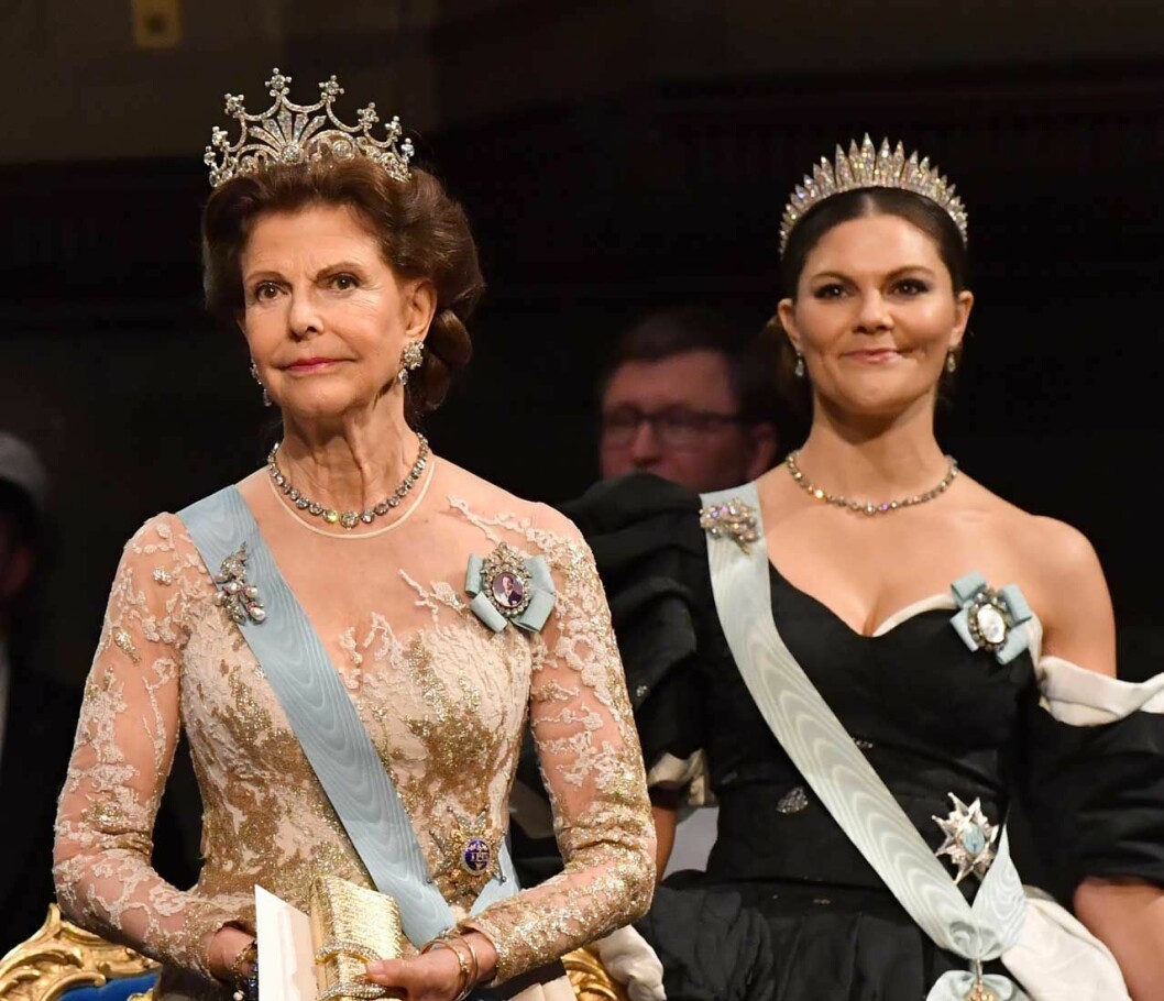 Drottningen och Victoria. Drottning Silvias Nobeltiara. Och kronprinsessan Victorias Nobeltiara.