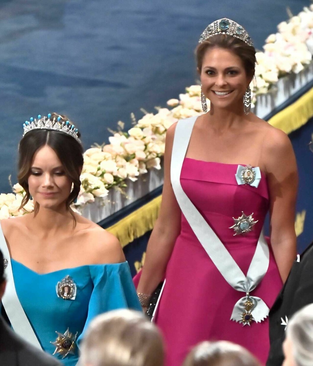 Prinsessan Madeleine matchar klänningen med ett diadem som en gång tillhört hennes faster, Hagasessan Margaretha. Prinsessan Madeleine i akvamarindiademet.