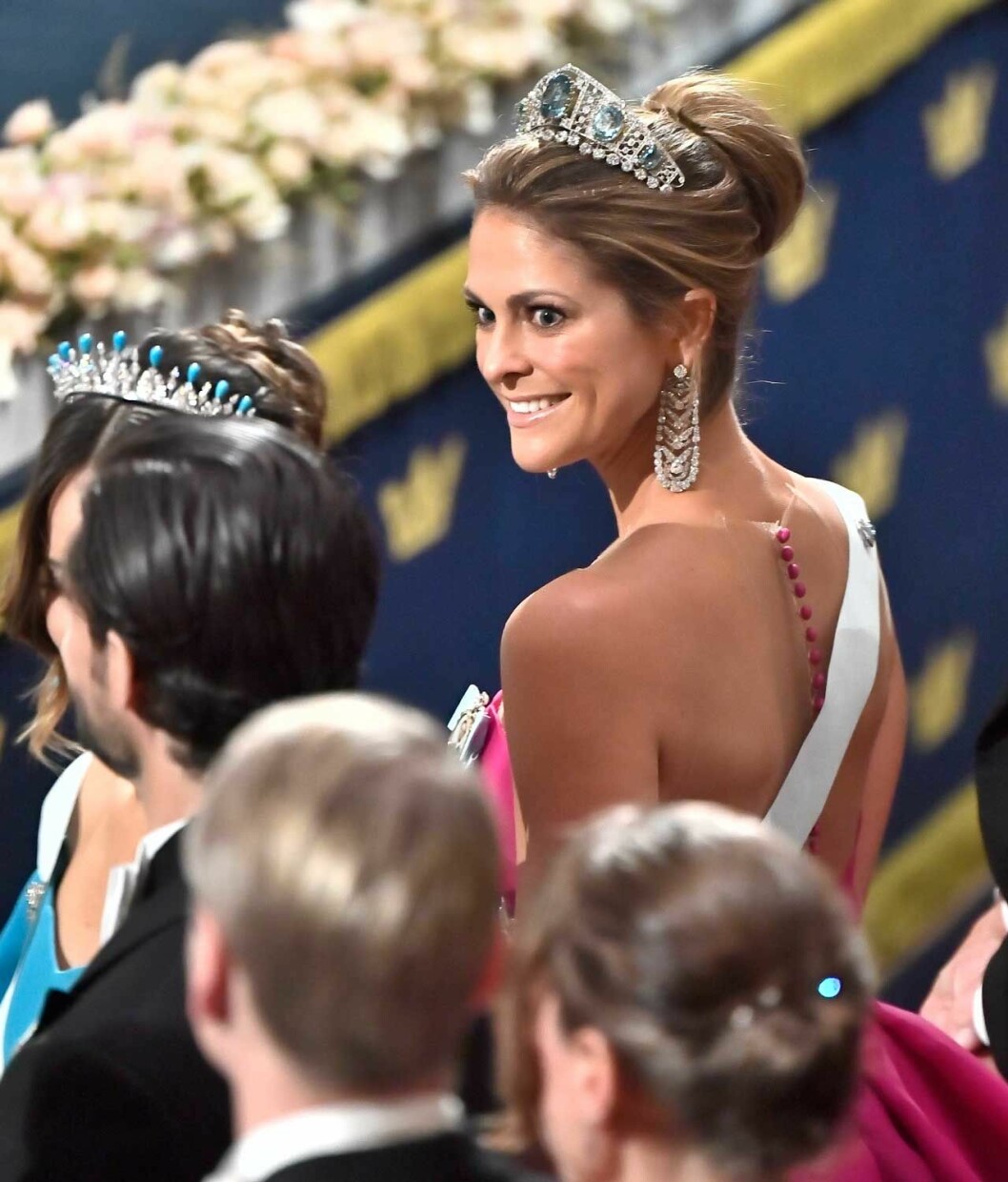 Ljusblå och oslagbart vackra. Prinsessan Madeleine i akvamarindiademet.