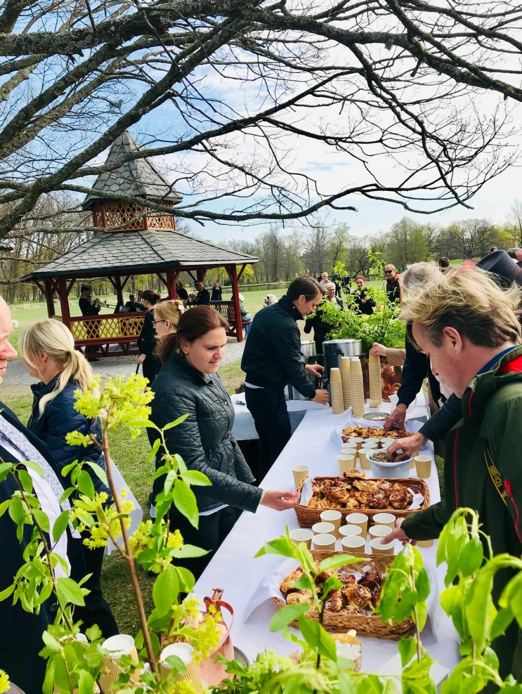 – Varsågoda, det är kungen som bjuder! Kungaparet bjöd på kaffe och hembakta bullar på kungens födelsedag på Drottningholm.