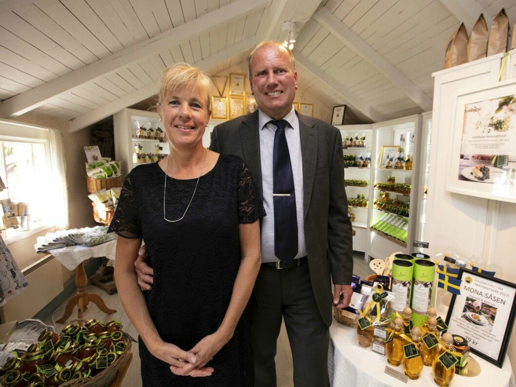 Mona och Christer Fredriksson förvandlar frukten från slottets köksträdgård till härlig marmelad. Mona och Christer Fredriksson förvandlar frukten från köksträdgården på Sollidens slott till härlig marmelad.