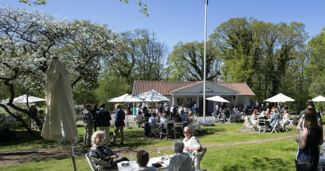 Kaffetorpet öppnar i juni. Kungaparets mingelparty utanför Kaffetorpet på sommarslottet Solliden.