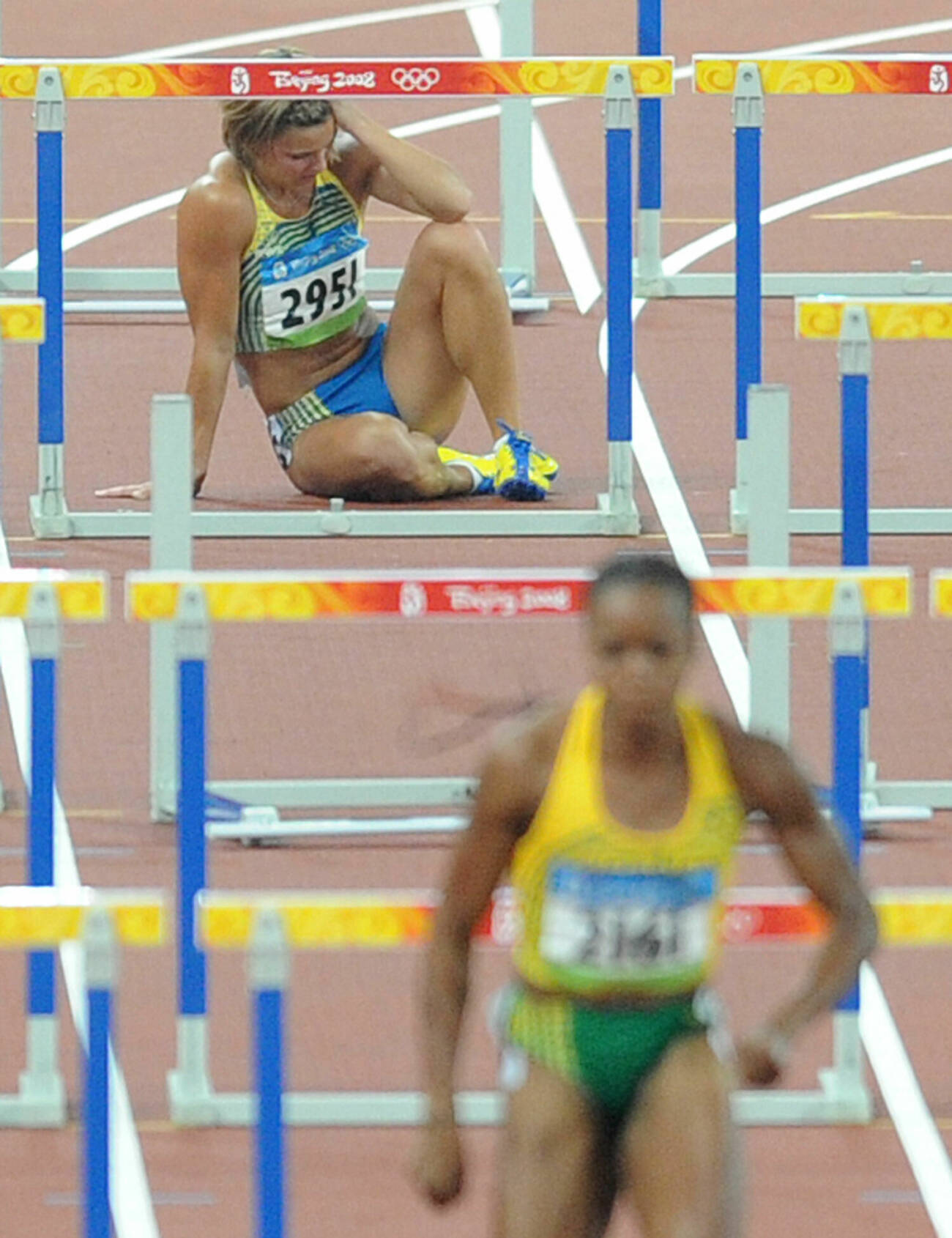 Susanna Kallur under OS i Peking 2008, som sitter på marken efter att hon ramlat under ett lopp