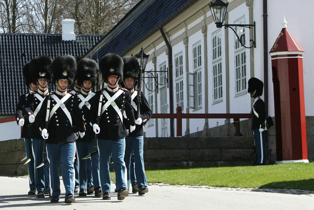 Nu har Mary och Frederik och barnen flyttat tillbaka till vackra vita Kancellihuset. Kancellihuset på Fredensborgs slott.