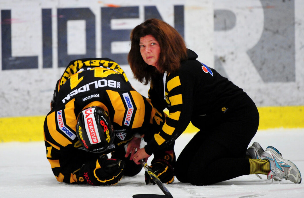 Karin Granberg som läkare för ishockeylaget Skellefteå AIK. Karin Granberg som läkare för ishockeylaget Skellefteå AIK
