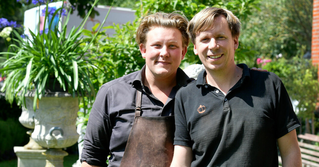 Karl Fredrik Gustafsson och Petter Kjellén stormtrivs på den vackra gården på Österlen. karl fredrik på österlen