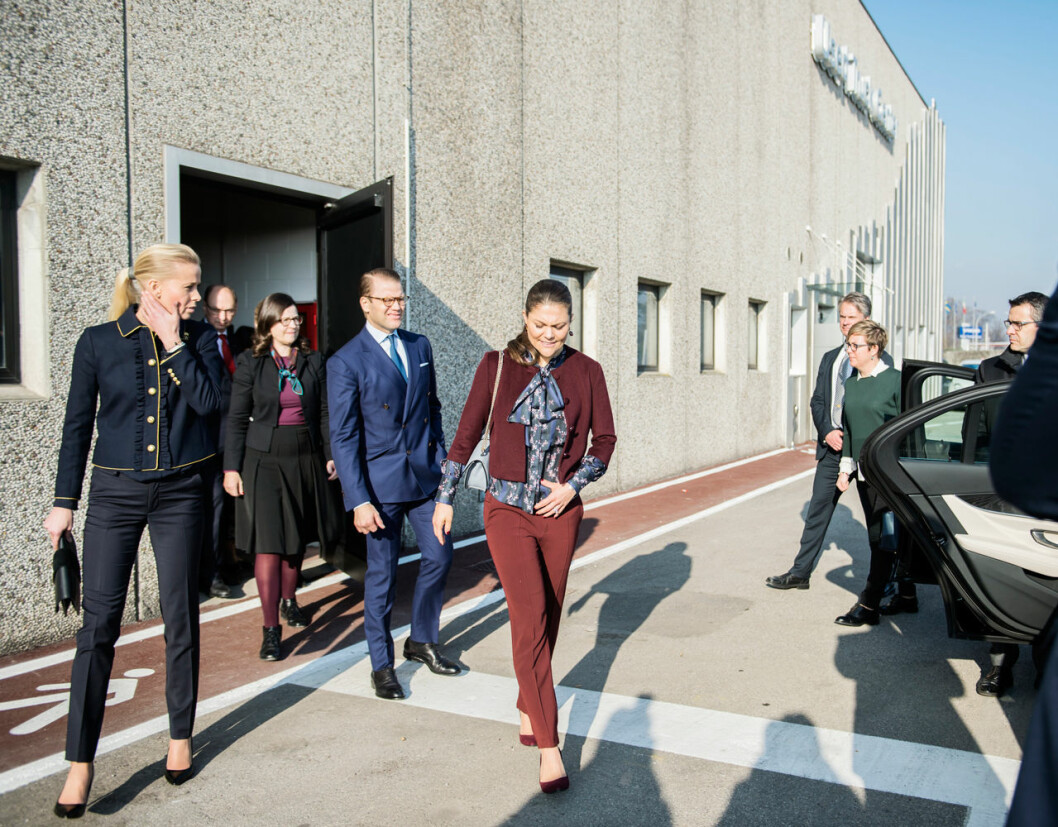 Hovmarskalken Karolin A. Johansson ute på uppdrag med kronprinsessan Victoria och prins Daniel.