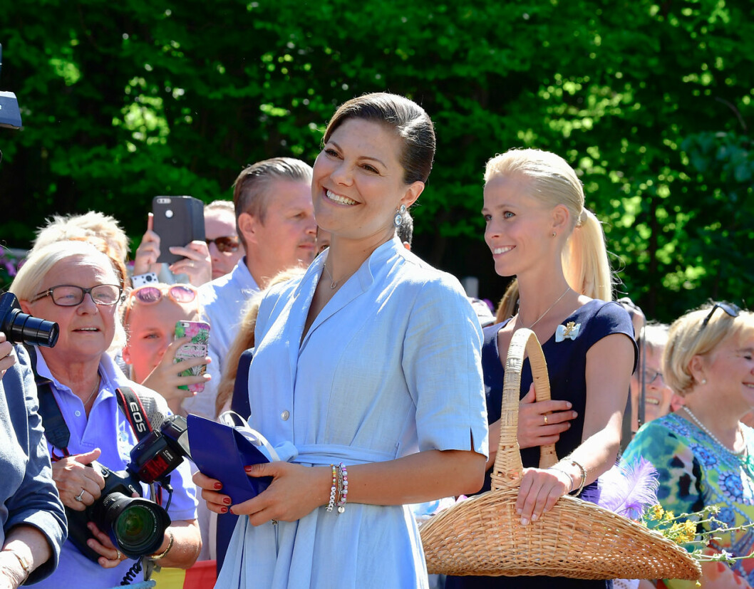 En bild från det oförglömliga 40-årsfirandet. Det hann bli många Victoriadagar för Karolin, men årets blev den åttonde och sista. ”Det känns lite vemodigt, det gör det” sa hon när vi träffades på Solliden. Hovmarskalk Karolin A. Johansson med kronprinsessan Victoria vid hennes 40-årsfirande på Solliden.