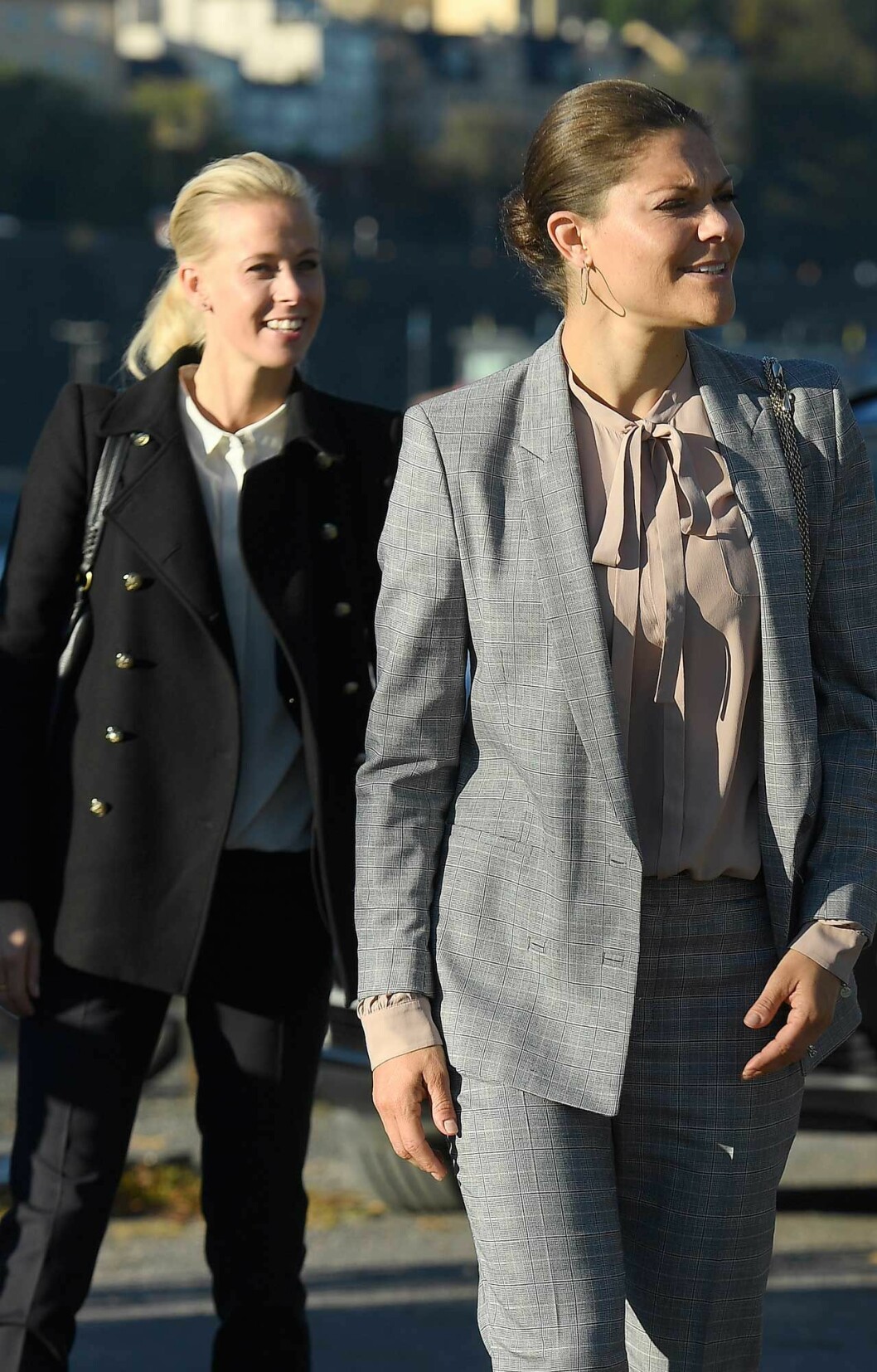Strax bakom kronprinsessan Victoria – det är så vi har vant oss vid att se Karolin. Strax bakom kronprinsessan Victoria - det är så vi har vant oss vid att se Karolin A. Johansson.