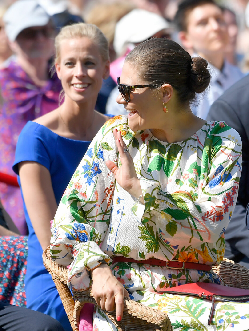 Karolin strax bakom kronprinsessan, en vanlig syn de senaste åren. Karolin A. Johansson slutar som kronprinsessan Victorias hovmarskalk.