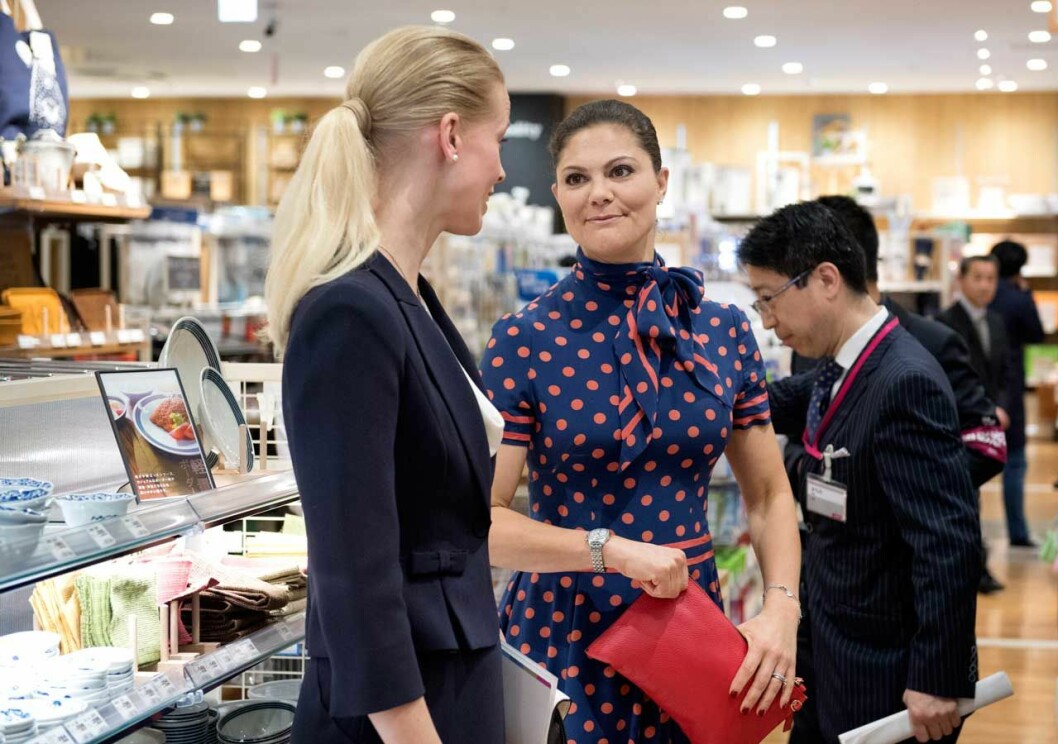 Kronprinsessan Victoria med hovmarskalk Karolin A. Johansson under besöket i Japan 2017. Victoria bär mamma drottning Silvias prickiga 1970-talsklänning.
