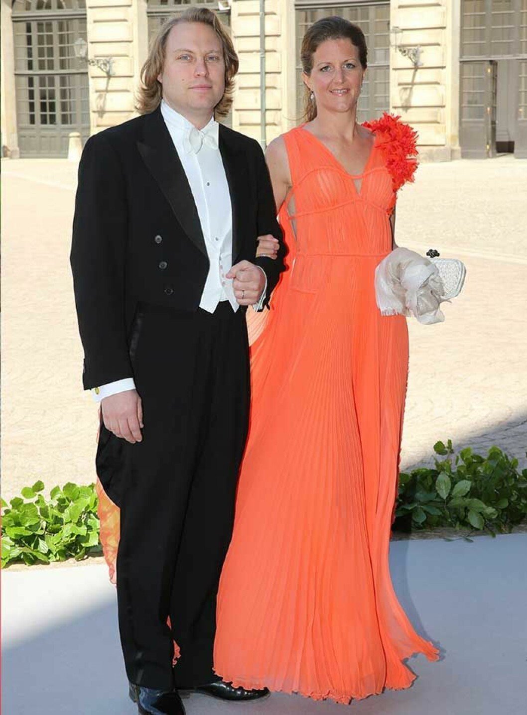 Katarina Martinson och hennes make Carl Martinson anländer till Kronprinsparets bröllop.
