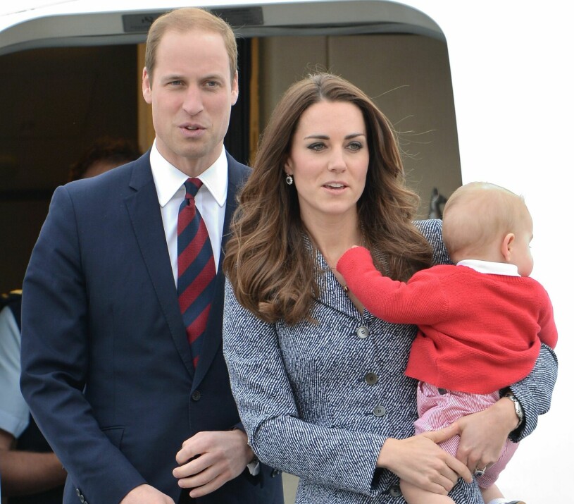 Kate och William anländer i Canberra, Australia - 25 Apr 2014. Det ska Victoria och Daniel också göra om två veckor. Kate, William, George