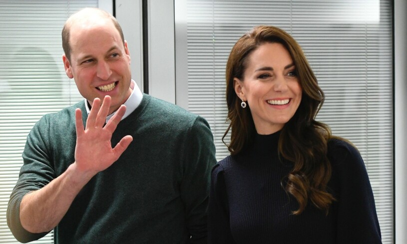 Kate och William ler och duckar frågorna Kate, William