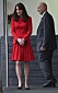 Kate i röd klänning från McQueen. 