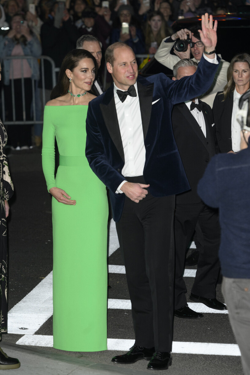 Gästerna kvällen till ära hade uppmanats att inte köpa nytt – för att belysa kvällens miljöfokus. Prinsessan Kate i en grön klänning och prins William i en sammetsblå kostym på röda mattan i Boston