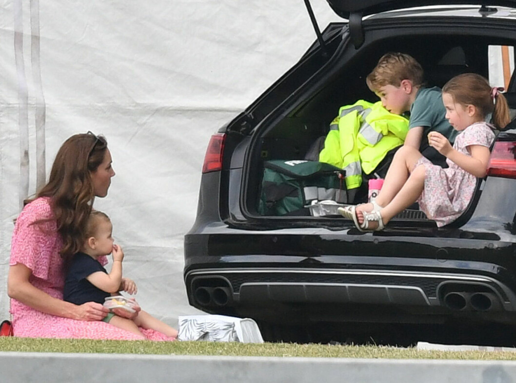 Picknick i bilen. Kate har backlucke-picknick med sina barn.