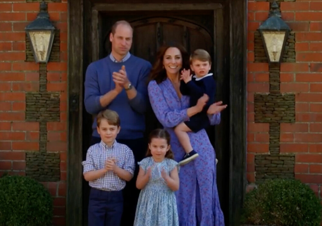 George, Charlotte och Louis med pappa William och mamma Kate. Kate och William med barnen George, Charlotte och Louis.