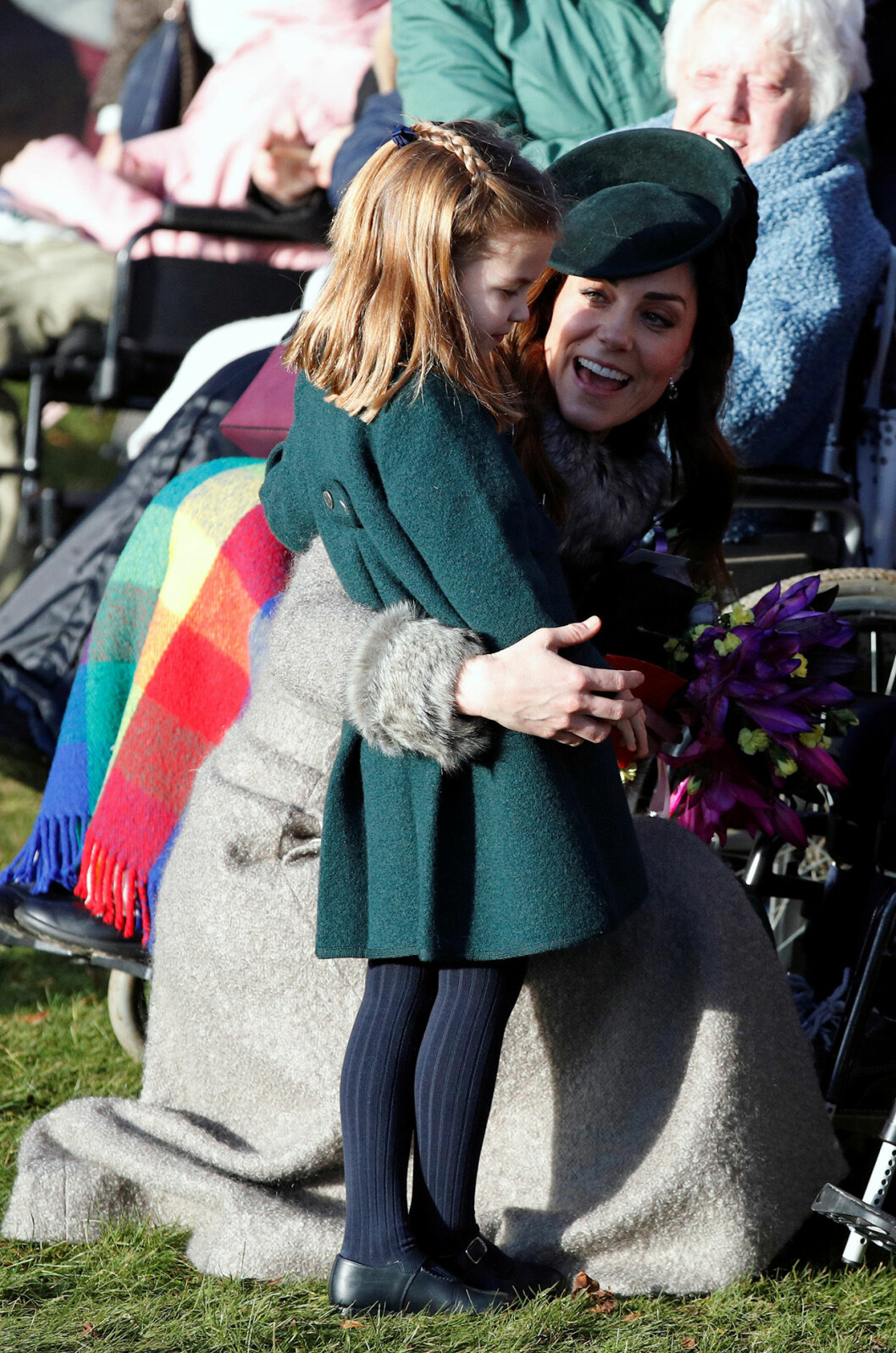 Charlotte och Kate hälsar på alla som kommit för att träffa dem. Charlotte och Kate