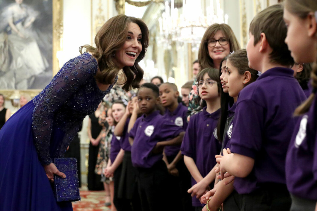 Kate möter barn under ett galej på Buckingham Palace. Hovexpertens betyg? ”She is doing remarkably well!” Hertiginnan Kate möter barn
