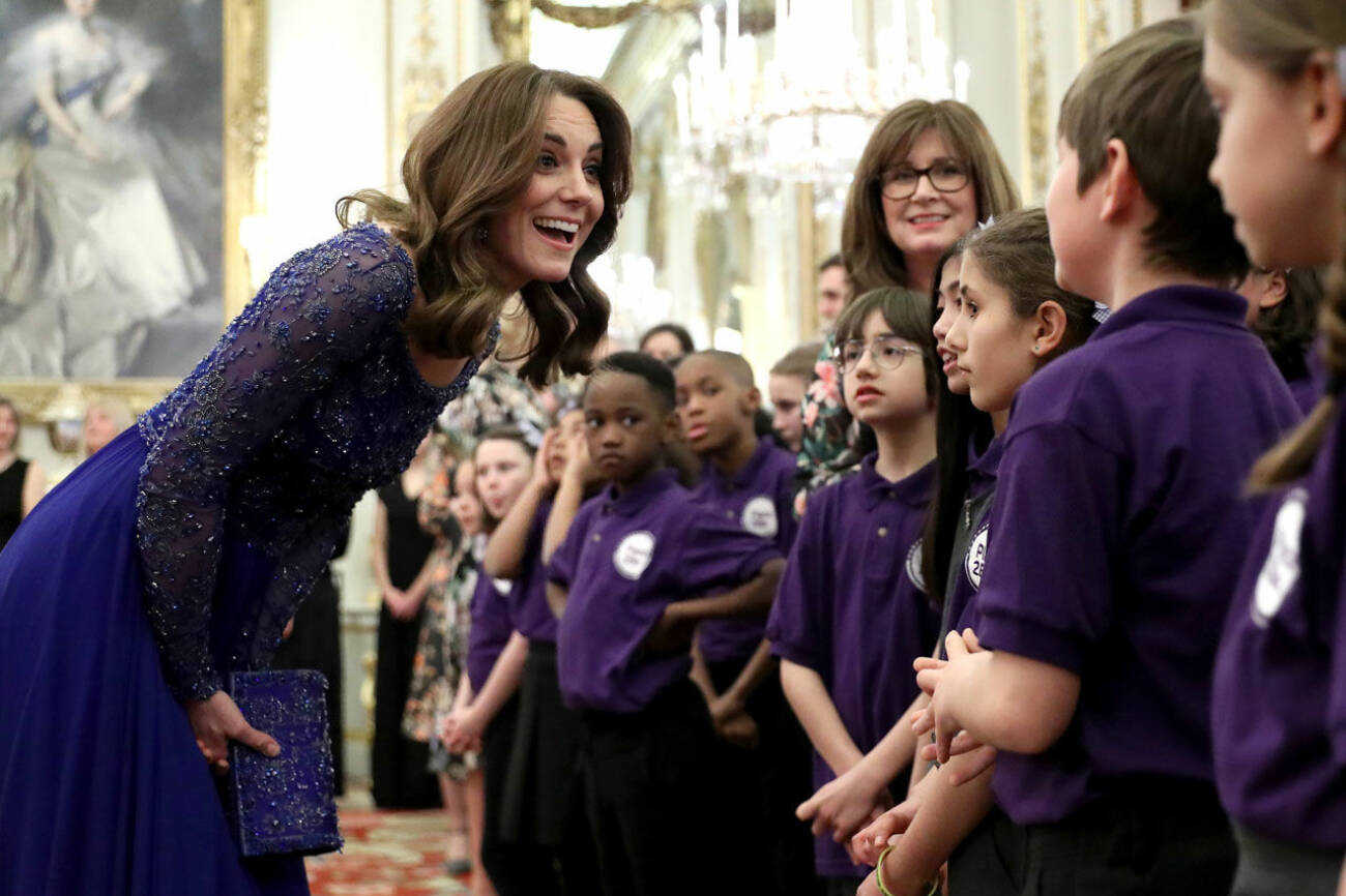 Hertiginnan Kate möter barn
