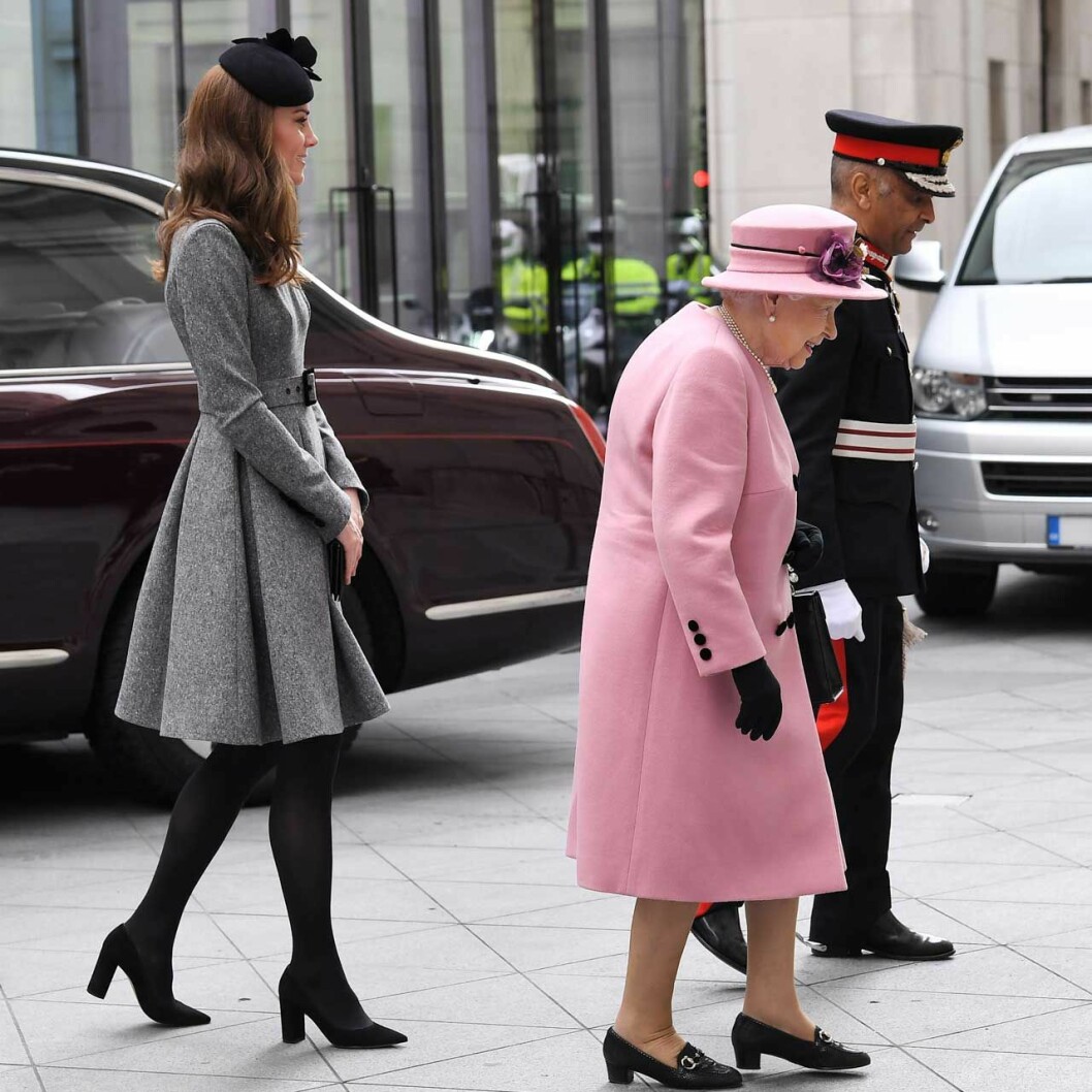 Med klackar är Kate 1.80. Medan drottning Elizabeth närmar sig 1.60.