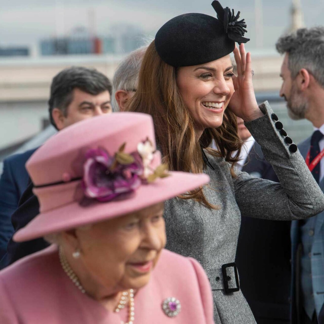 Visst har Kate och drottningen varit ute på uppdrag förr, fast inte helt på tu man hand som nu. Men allt gick vägen, puh. Drottning Elizabeth. Hertiginnan Kate.