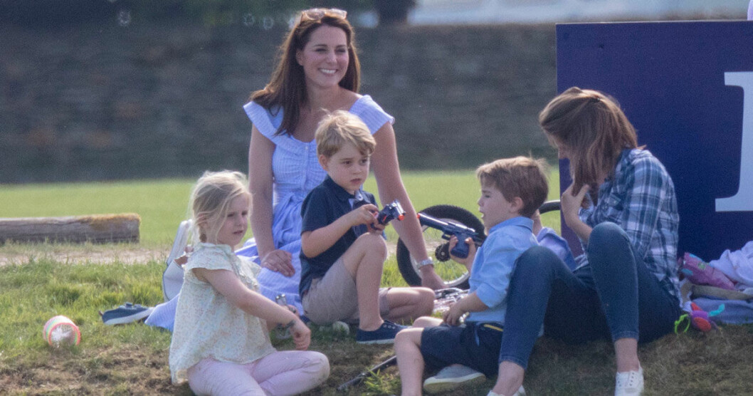 Kate med prins George och prinsessan Charlotte i gröngräset