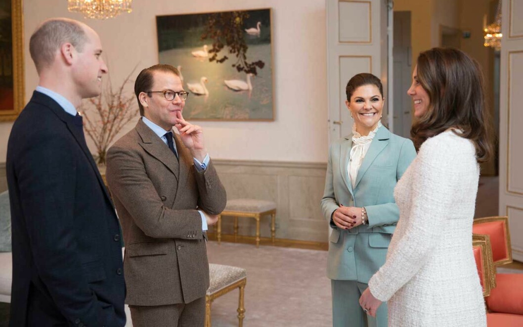 Småprat i salongen när Victoria och Daniel bjöd hem Kate och William till Haga. Småprat i salongen när kronprinsessan Victoria och prins Daniel bjöd hem prins William och hertiginnan Kate till Haga slott.