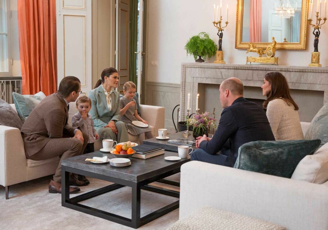 …och sedan blev det afternoon tea framför öppna spisen tillsammans med prins Oscar och prinsessan Estelle. Trivsamt i soffan när kronprinsessan Victoria och prins Daniel bjöd hem prins William och hertiginnan Kate till Haga på afternoon tea.
