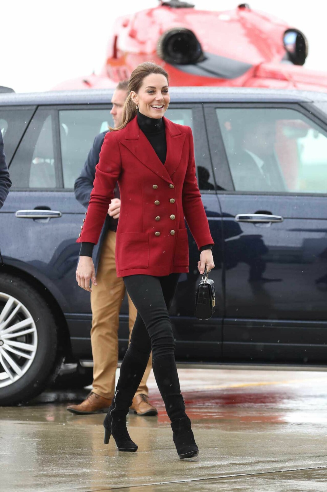 Kate i röd, dubbelknäppt, kavaj. Kate i kavaj