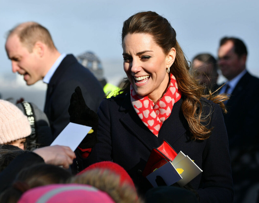 Nya kungliga färgkombon! Här på livbåtsuppdrag. Kunglig klädkrock – hertiginnan Kate i samma look som drottning Silvia.