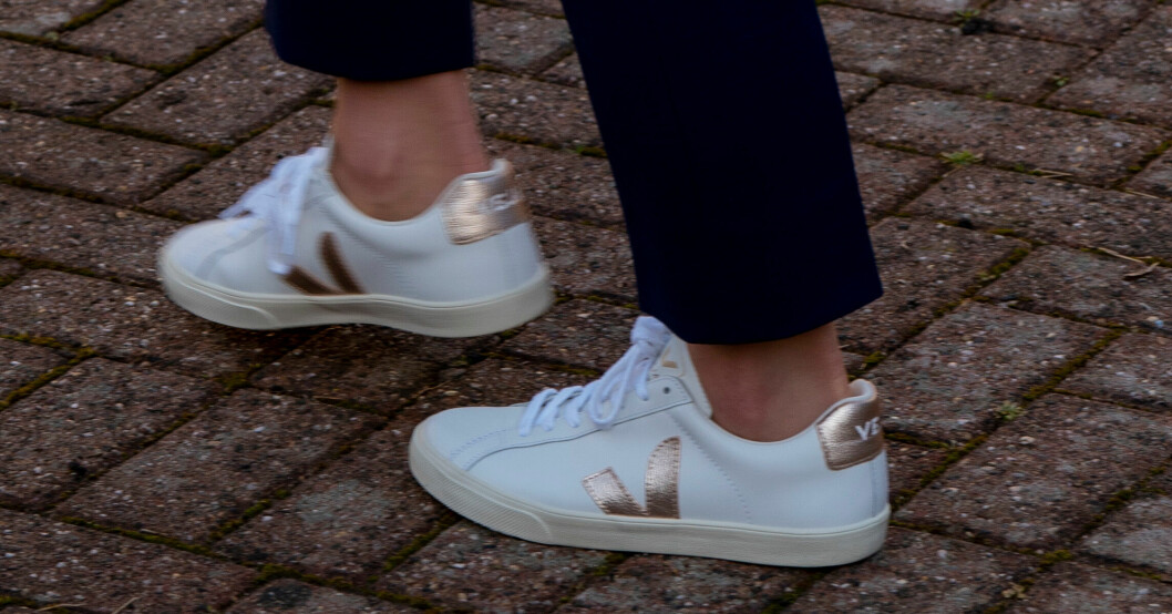 kate middleton i trendiga veja sneakers